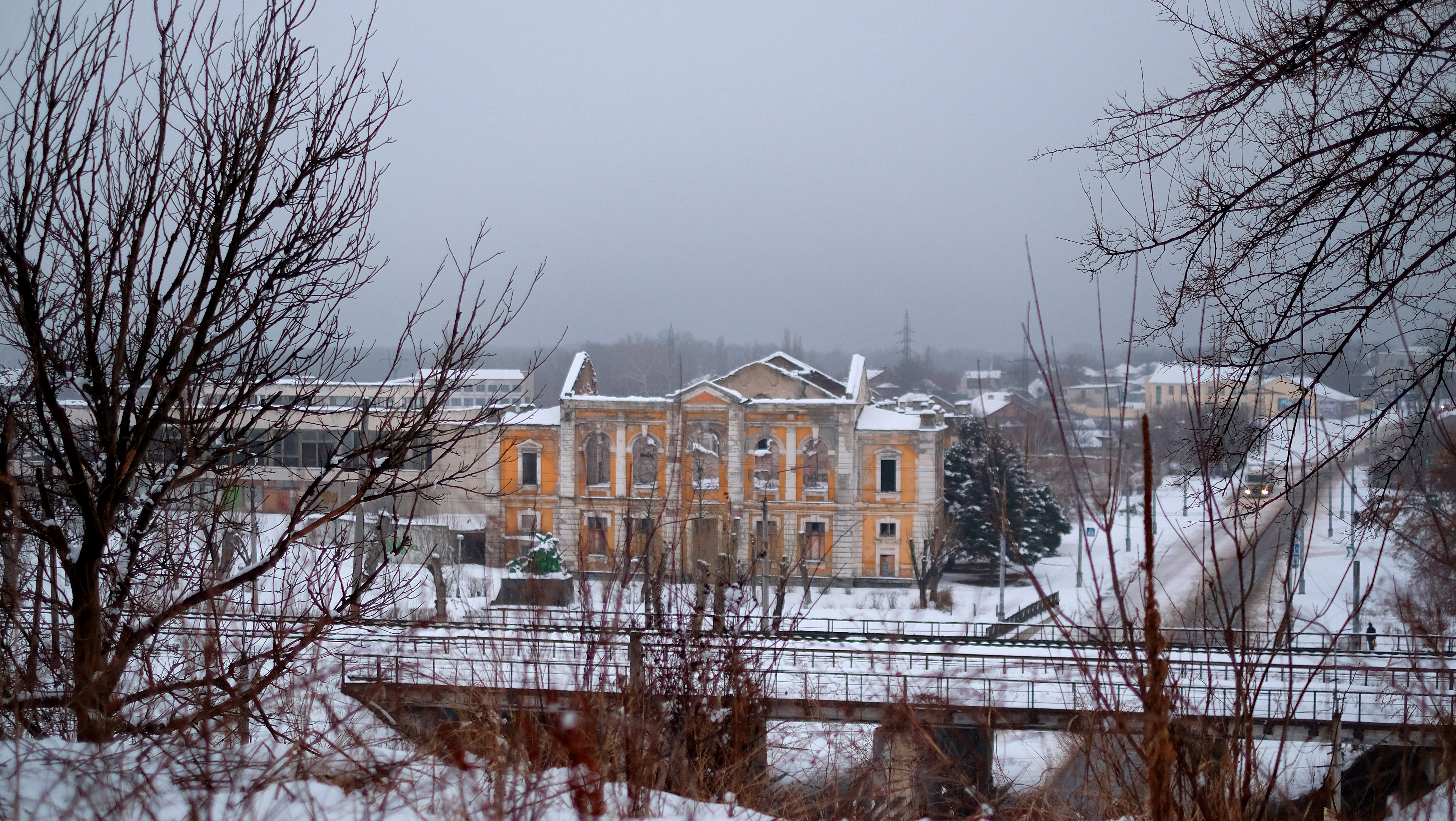 Lysychansk_plant_ruins